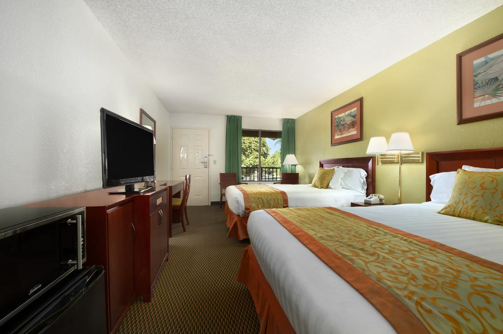 Ramada By Wyndham Temple Terrace/Tampa North Hotel Room photo