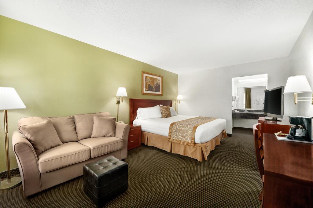 Ramada By Wyndham Temple Terrace/Tampa North Hotel Room photo